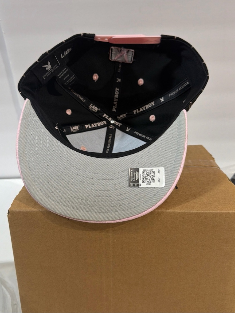 Hat on display - Picture 5 of 6